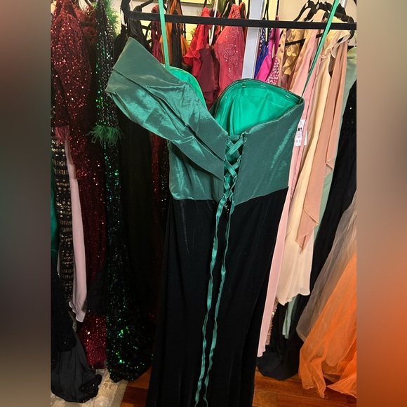 Green and Black Off-Shoulder Dress - Picture 4 of 5